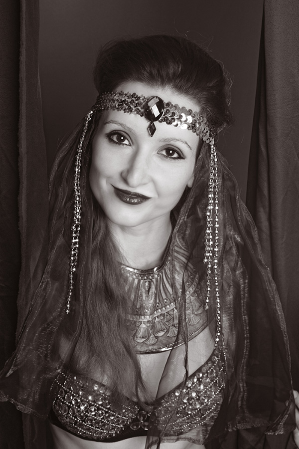Madame Beausoleils. Burlesquetänzerin mit orientalischem Kostüm