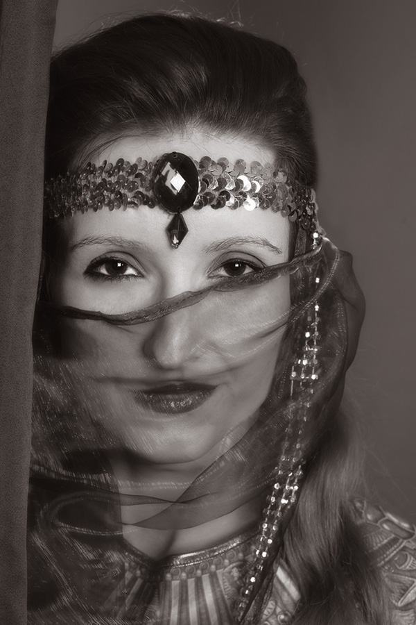 Burlesque Foto: Portrait mit Schleier in schwarz-weiß