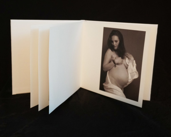 Buch-mit-Schwangerschaftsfotos